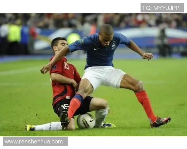 足球明星雷米大叔的传奇人生与绿茵场上的辉煌瞬间揭秘